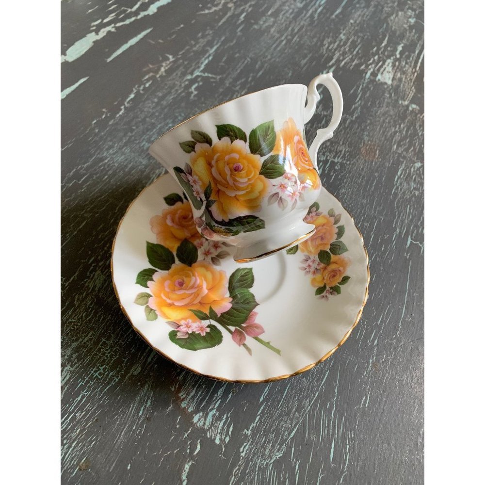Royal Albert yellow primrose teacup and saucer - Scalloped gold trim saucer​